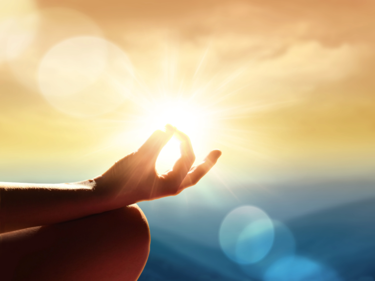 Donna medita al tramonto